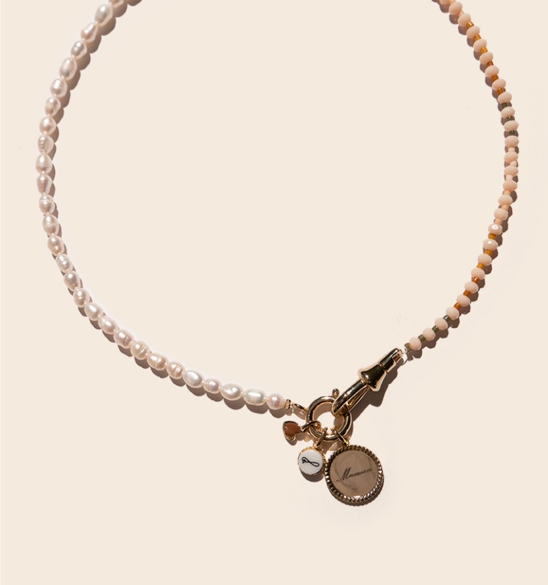 collier Olivia avec ses...