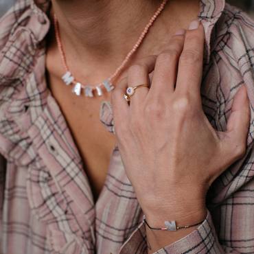 [trio] collier Hélène (détails sur l’image 2) bracelet nacre initiale  bague double  et voilà trois belles idées de cadeaux pour la fête des mères! #bijoux #personnalisation #bbuble #ideecadeau #fetedesmeres